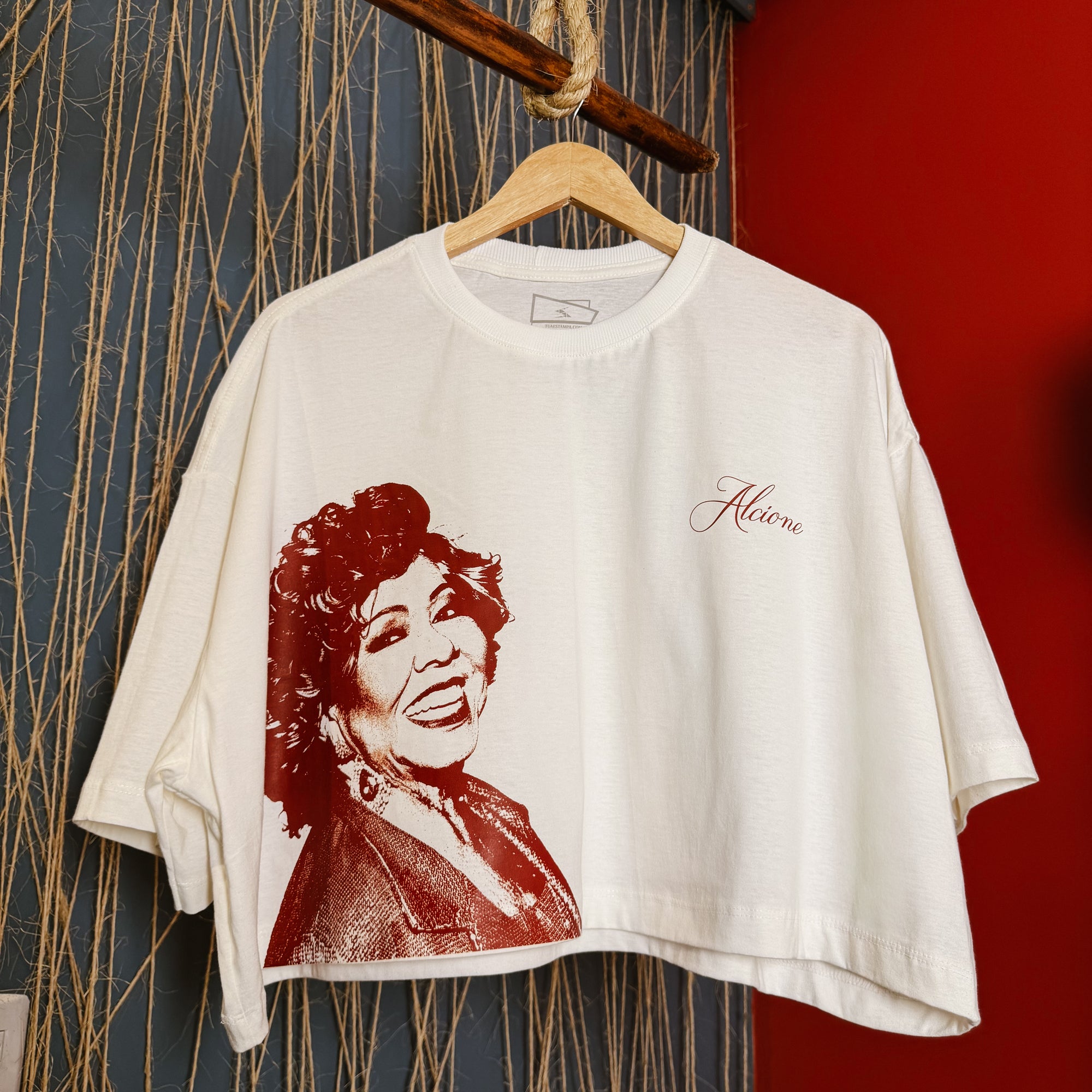 Cropped Alcione (Coleção Artistas) - Frente e Costa - Regular/ Oversized