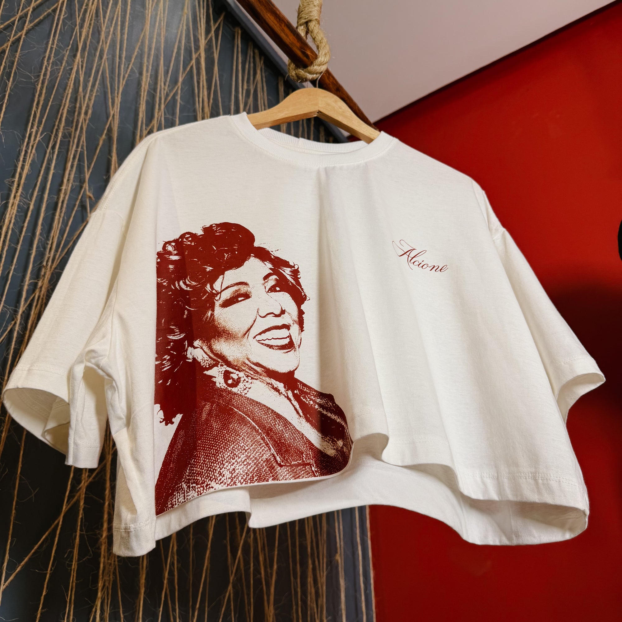 Cropped Alcione (Coleção Artistas) - Frente e Costa - Regular/ Oversized